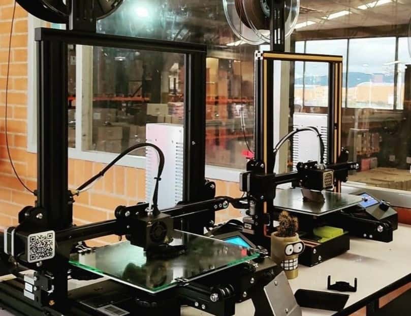 Dos impresoras 3D FDM Creality Ender 3 operando una al lado de la otra.