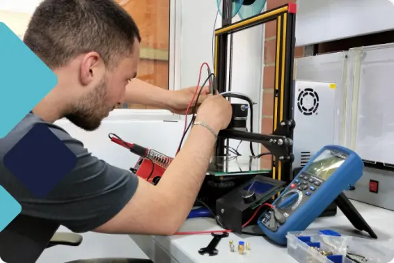 Ingeniero en control y automatización realizando mantenimiento en una impresora 3D.
