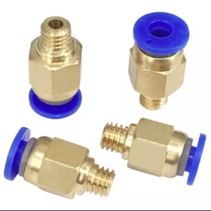 Cuatro conectores neumáticos PC4-M6 de latón y plástico azul, comúnmente usados en impresoras 3D para sujetar tubos de PTFE.