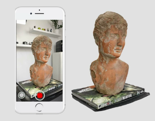 Persona utilizando un celular para tomar múltiples fotografías alrededor de un objeto, aplicando la técnica de fotogrametría para un escaneo 3D.